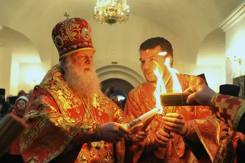 В Ярославль прибыл благодатный огонь. Фоторепортаж