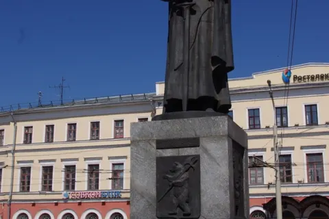 День города в Ярославле начался с возложения цветов к памятнику Ярославу Мудрому