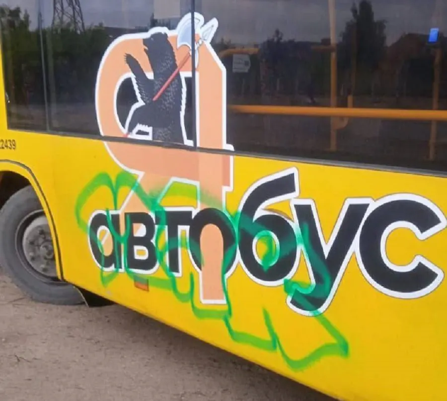 В Ярославле поймали разрисовавшего автобус 15-летнего вандала