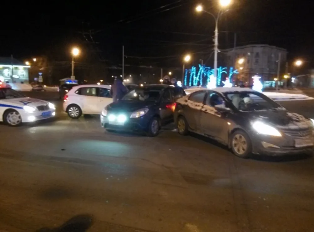 На Красной площади в Ярославле не смогли разъехаться три автомобиля