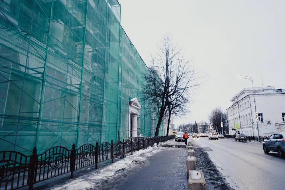 На центральной улице Ярославля частично перекрыли тротуар