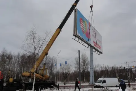 После новогодних каникул в Ярославле демонтировали десять рекламных конструкций