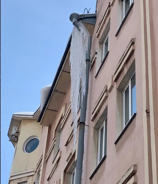 В центре Ярославля выросла двухэтажная сосулька