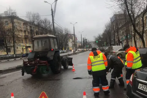 Авиаторов и центр: в Ярославле начали экстренный ямочный ремонт