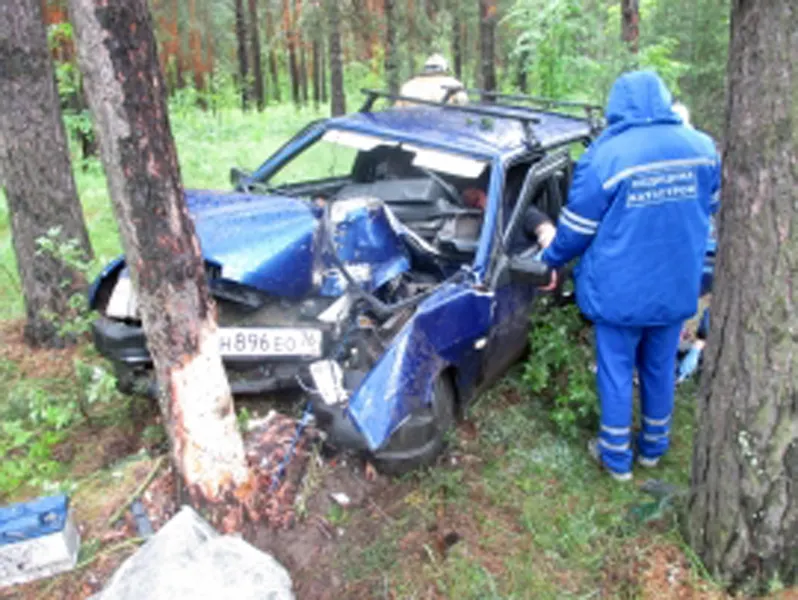 Под Ярославлем машина врезалась в дерево
