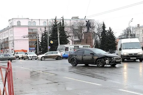 В центре Ярославля столкнулись два черных Мицубиси. С фото