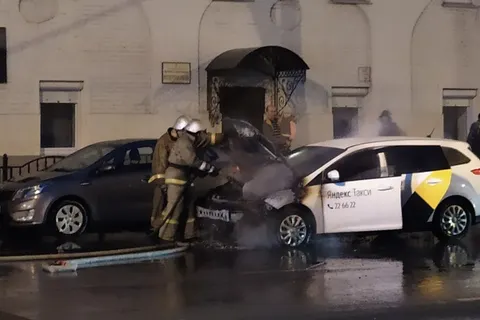 Вместо салюта: в центре Ярославля полыхал автомобиль такси