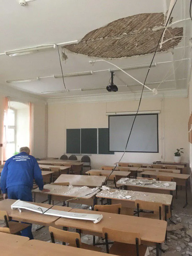 В ярославском вузе во время экзамена на абитуриентов рухнула штукатурка