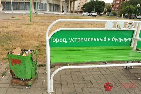 На площади Юности в Ярославле газоны превратились в выжженное поле