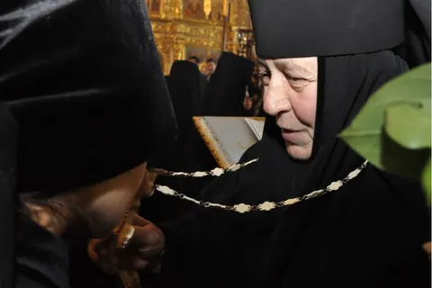 От ярославцев игуменью Варвару поздравили руководители области и города