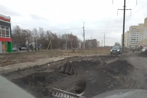 На ярославской дороге застрял мусоровоз