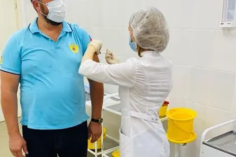 Ярославский детский омбудсмен сделал прививку от коронавируса