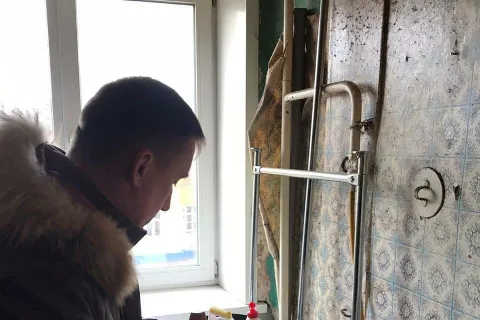 Ярославец в комнате установил душевую кабину