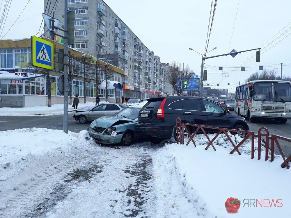 В Ярославле в тройном ДТП пострадала женщина-водитель