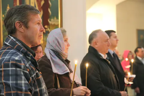 Ярославцы несут цветы к мемориалу погибшим хоккеистам «Локомотива»