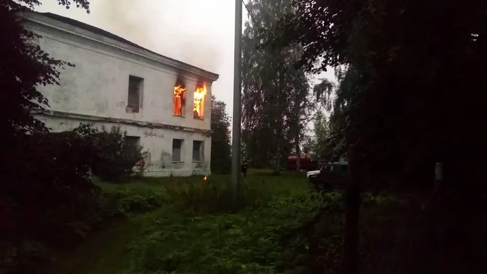 На Юршинском острове под Рыбинском горит «Белый дом»