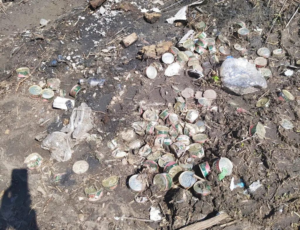 Под Ярославлем обнаружили свалку банок с красной икрой