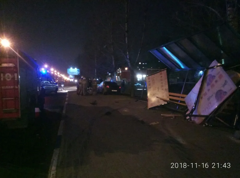 В Ярославле легковой автомобиль снес новую остановку 
