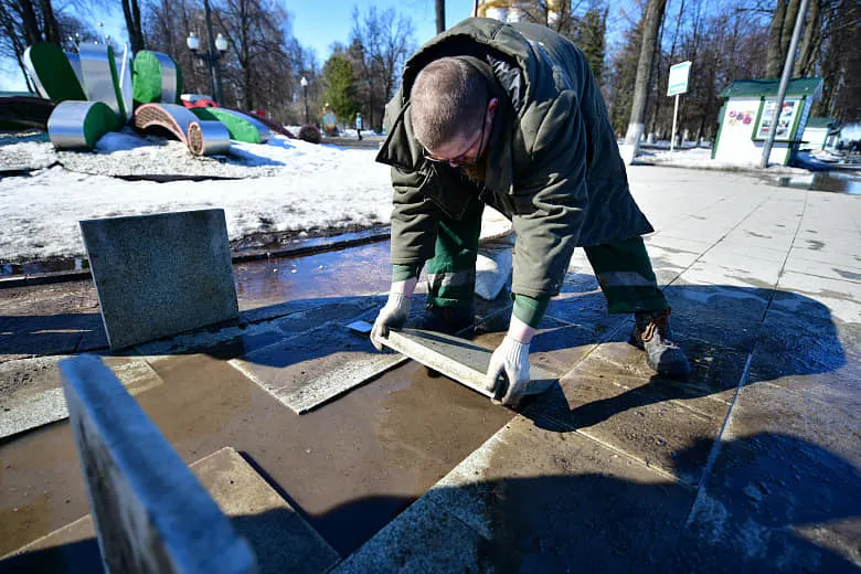 В Ярославле устраняют провалы плитки на Волжской набережной