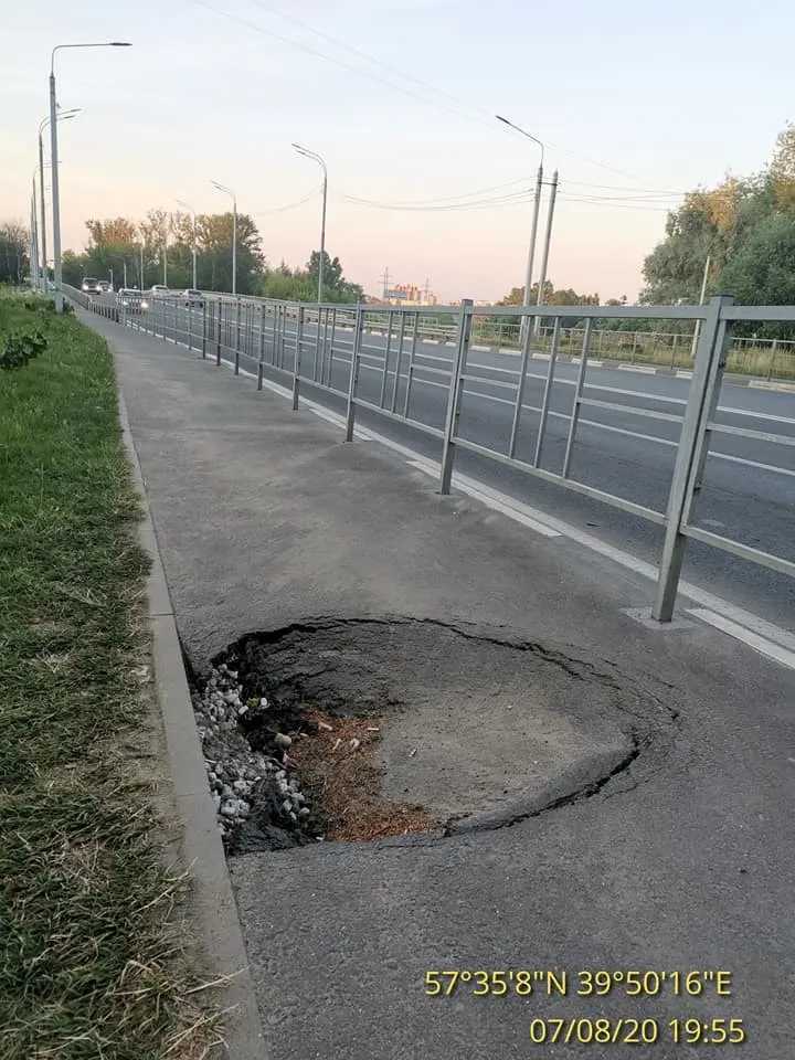 В Ярославле начал разваливаться мост, открытый министром