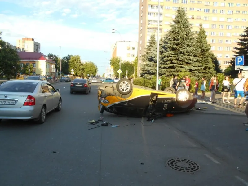 В Рыбинске несколько раз перевернулось такси