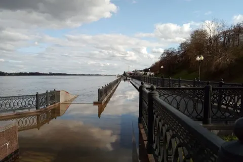 «Уточки плавают»: в Ярославле затопило Стрелку и Волжскую набережную