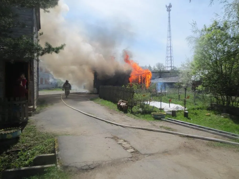 В Пошехонье сгорели пять хозяйственных построек