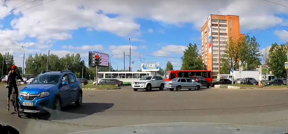 В Дзержинском районе Ярославля «Рено» сбил велосипедиста:  страшное видео