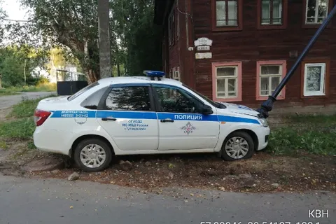 В Тутаеве полицейский автомобиль врезался в столб