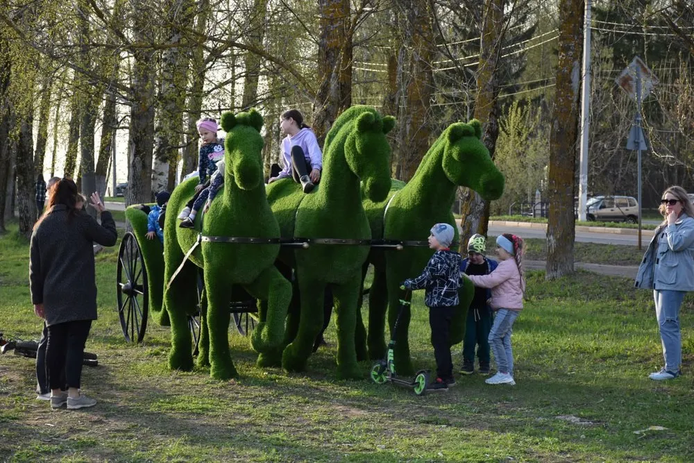 В Переславле ставят зеленые скульптуры