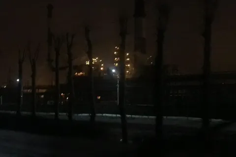 В пожаре на НПЗ в Ярославле погиб человек: онлайн-трансляция с фото и видео