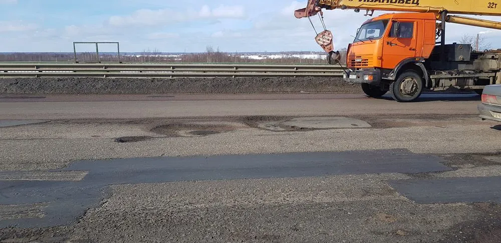 На Суринском путепроводе в Ярославле заменят верхний слой асфальта
