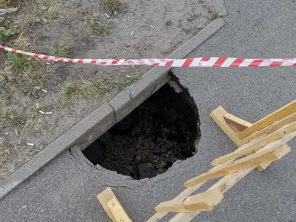 «Дыра, а не город»: в Ярославле обнаружили очередной провал