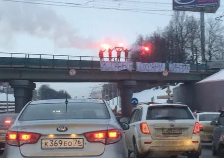 В Ярославле футбольные фанаты вывесили плакат «Ястребов, сохрани Шинник»