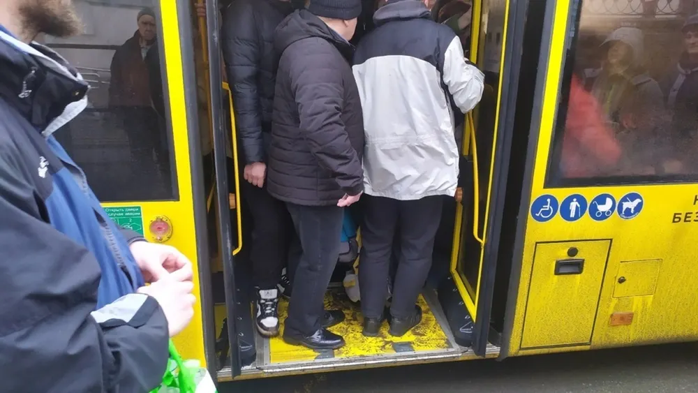 Ярославцы недовольны долгим ожиданием автобусов на остановках