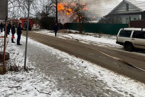В Переславле полыхает двухэтажный жилой дом: видео