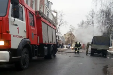 В центре Ярославля загорелся грузовик
