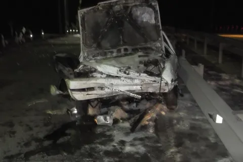 На дороге в Ярославской области «девятка» врезалась в «отбойник»
