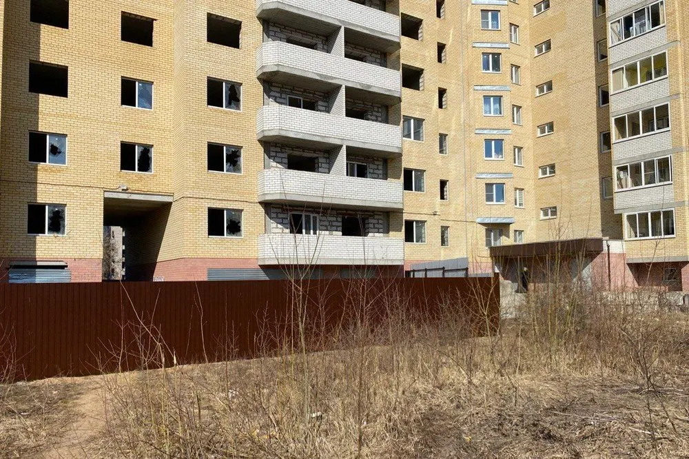 В Ярославле огородили проблемный долгострой