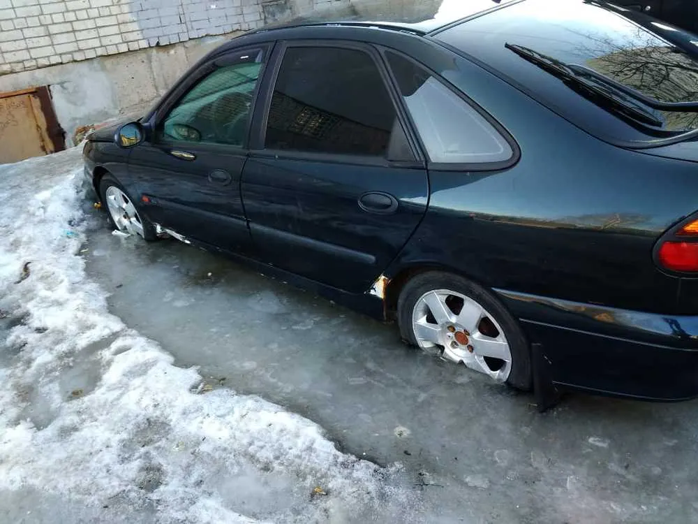 В Ярославле иномарка вмерзла в лед