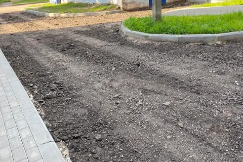 Дорогу к ярославской школе завалили старым асфальтом