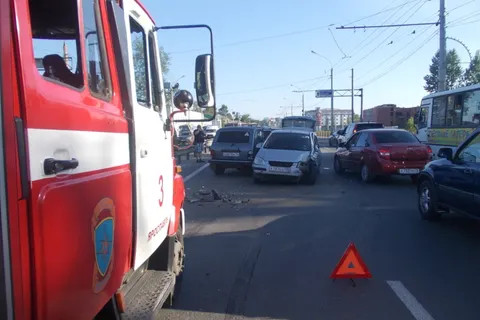 Вечером воскресенья на Московском проспекте в Ярославле столкнулись сразу четыре машины
