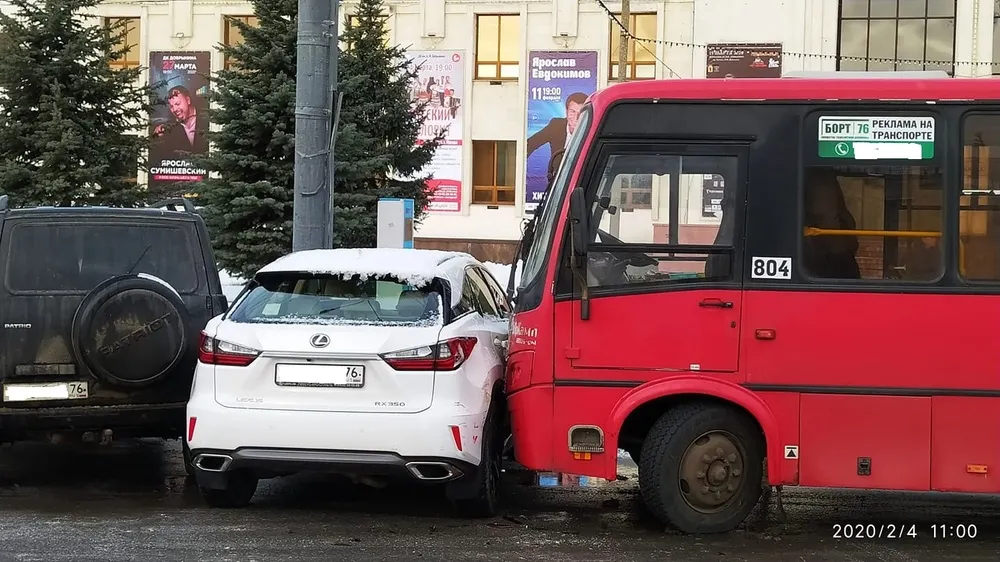 В Ярославле маршрутка въехала в припаркованные автомобили