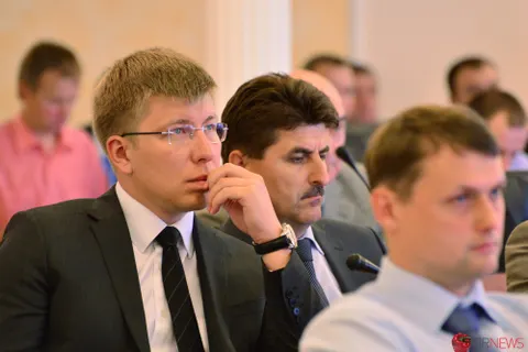 Заместители мэра Ярославля пришли на заседание муниципалитета в красивых костюмах и красивых галстуках. Фото