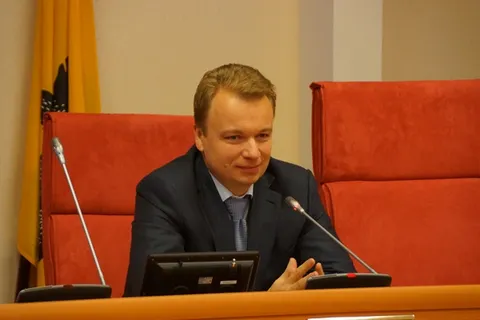 В Ярославской областной Думе учащиеся ярославской школы № 13 поговорили о политике с депутатом Сергеем Шмелевым