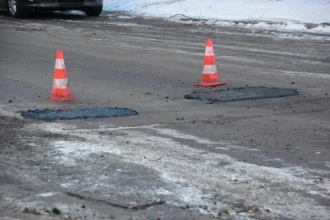 На улице Терешковой в Ярославле провели аварийно-ямочный ремонт