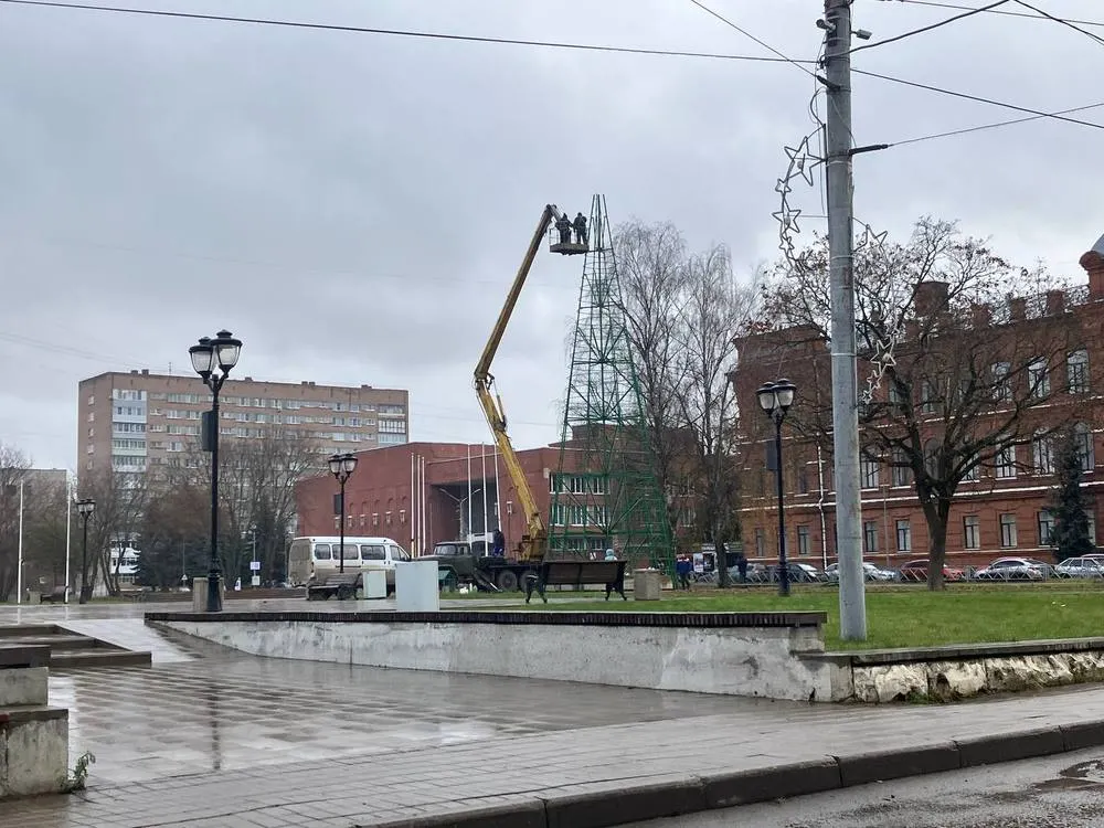 В Рыбинске начали установку новогодней ели