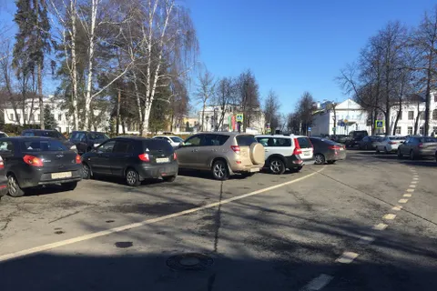 В Ярославле под окнами губернатора устроили парковку