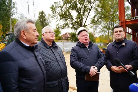 Депутаты Думы контролируют ход стройки модульной поликлиники в Ярославле