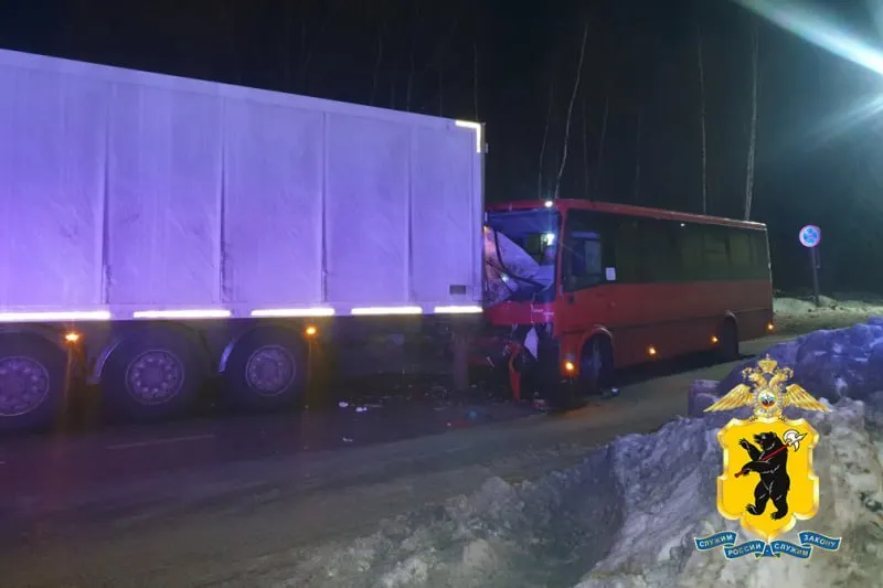 Водитель ярославского автобуса погиб после столкновения с грузовиком